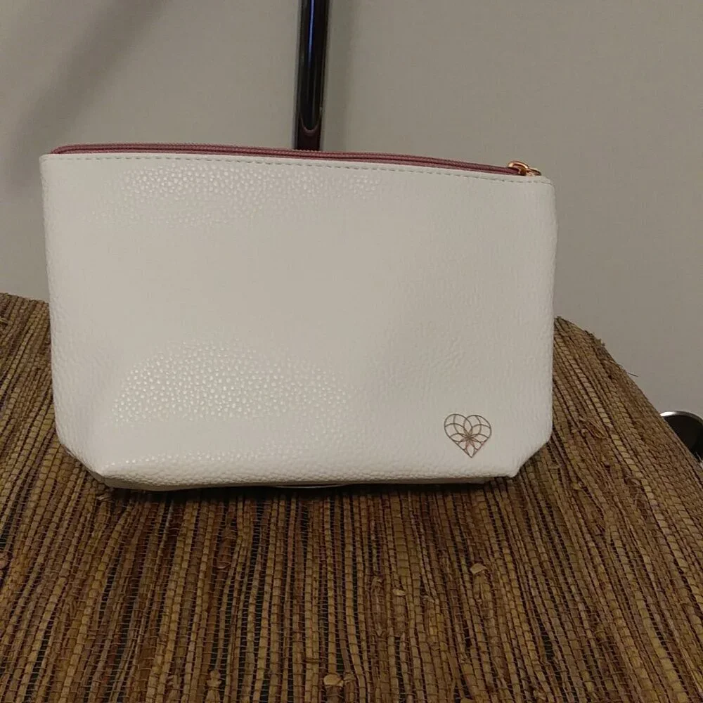 White Embossed Leather Clutch w/ Gold Heart Logo 💖 NWOT